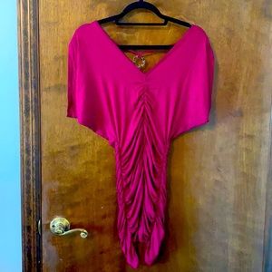 Fuschia short sleeve Buffalo top with chain drop back